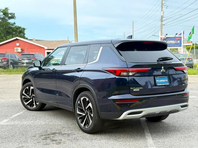 2023 Mitsubishi Outlander - Image 4