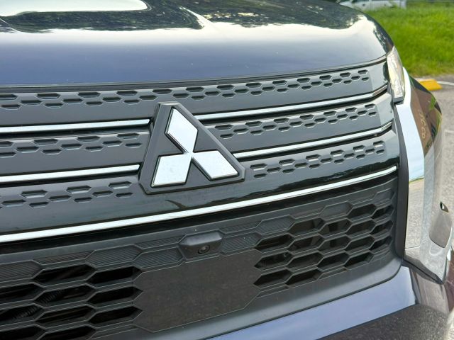 2023 Mitsubishi Outlander - Image 35