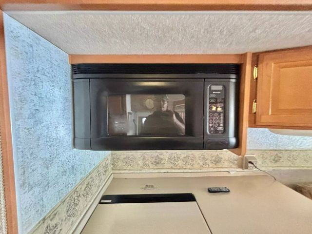 2005 Winnebago Voyage Series - Image 22