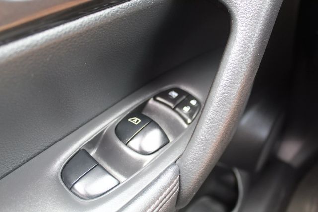 2018 Nissan Rogue - Image 12