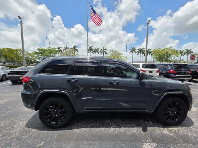 2017 Jeep Grand Cherokee - Image 9