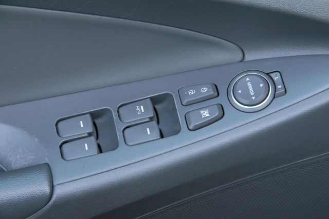 2013 Hyundai Sonata - Image 10