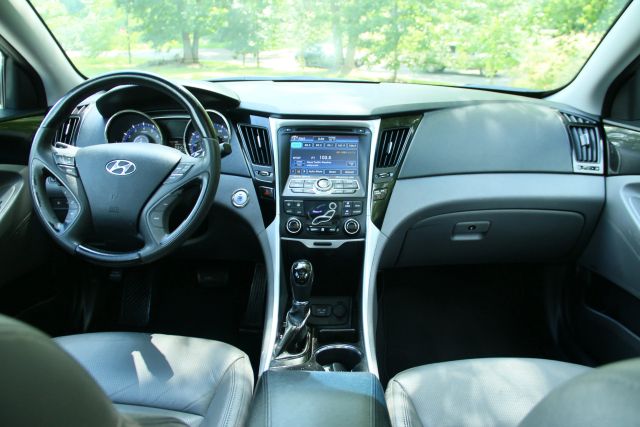 2013 Hyundai Sonata - Image 32