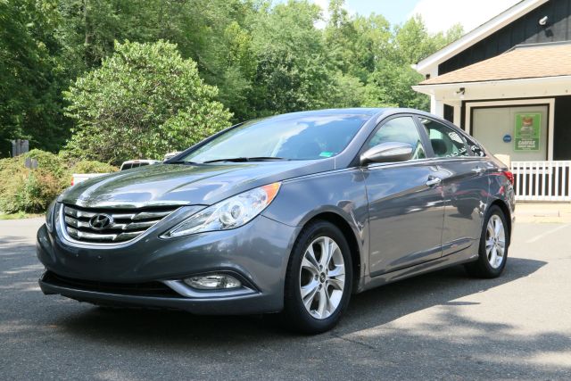 2013 Hyundai Sonata - Image 3