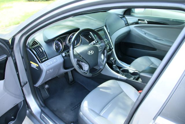 2013 Hyundai Sonata - Image 20