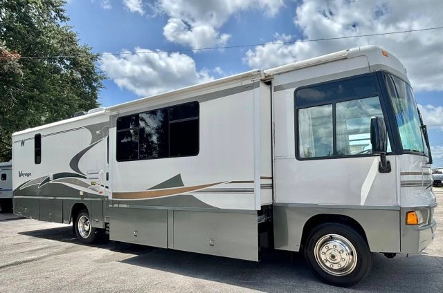 2005 Winnebago Voyage Series - Image 4