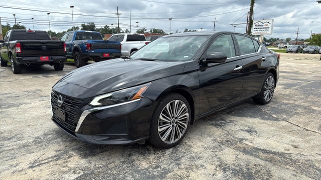 2023 Nissan Altima - Image 5