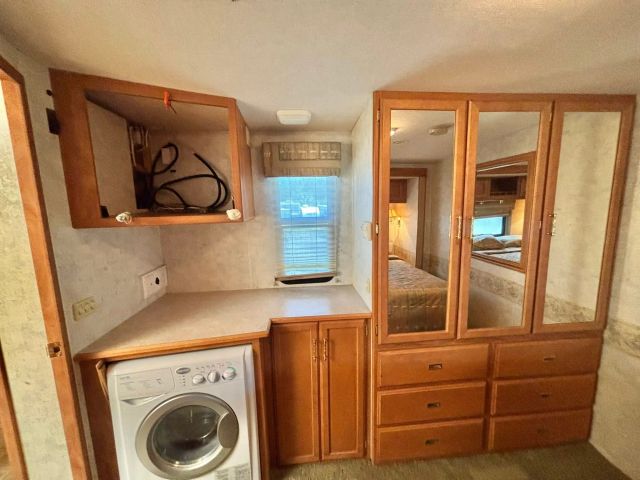 2005 Winnebago Voyage Series - Image 44