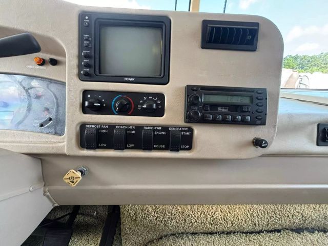 2005 Winnebago Voyage Series - Image 25
