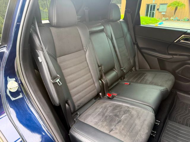 2023 Mitsubishi Outlander - Image 13
