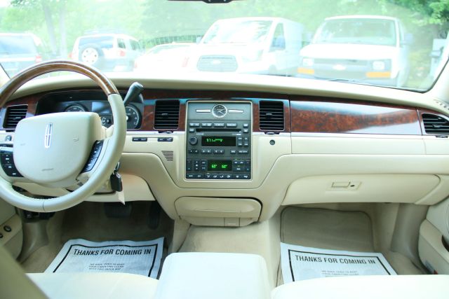 2006 Lincoln Town Car - Image 19