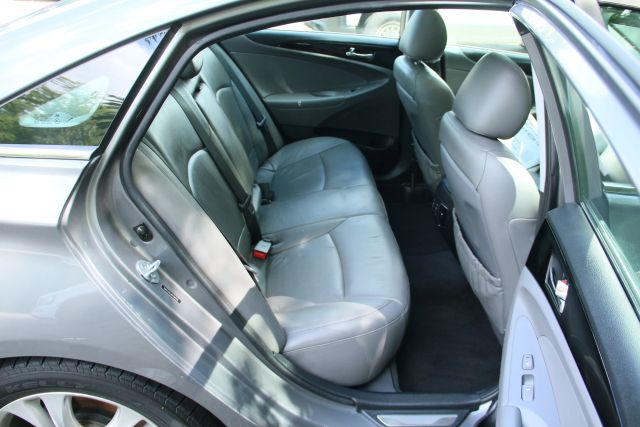 2013 Hyundai Sonata - Image 25