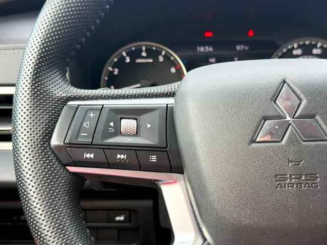 2023 Mitsubishi Outlander - Image 21
