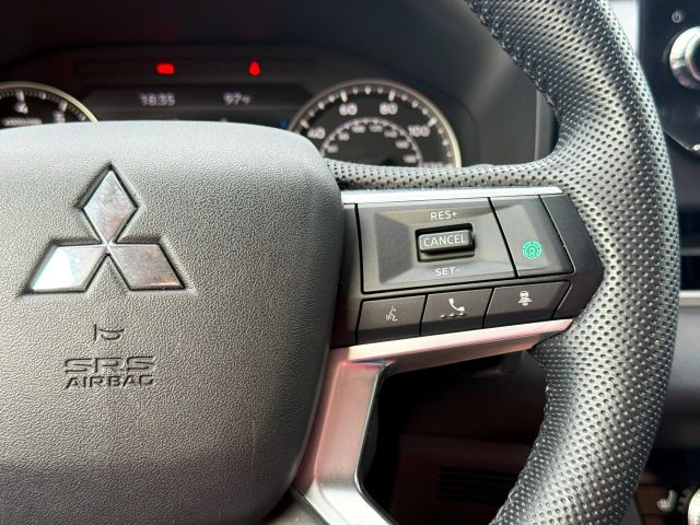 2023 Mitsubishi Outlander - Image 22