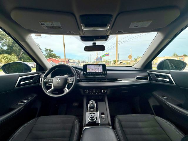 2023 Mitsubishi Outlander - Image 10