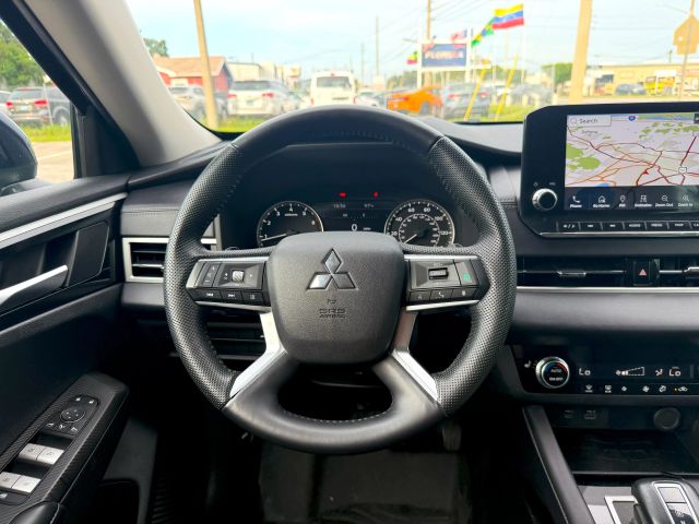 2023 Mitsubishi Outlander - Image 25