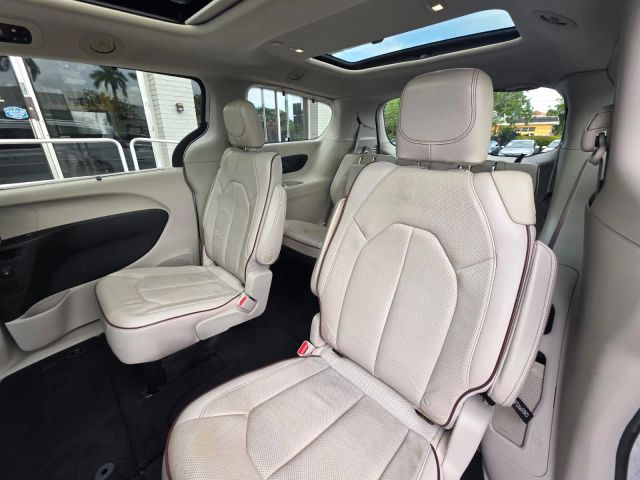 2017 Chrysler Pacifica - Image 14