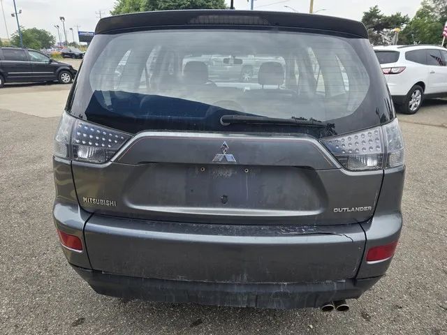 2007 Mitsubishi Outlander - Image 2