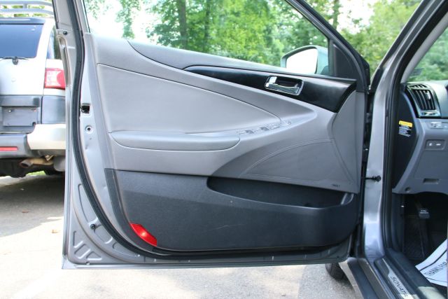 2013 Hyundai Sonata - Image 9