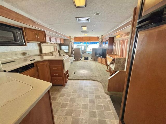 2005 Winnebago Voyage Series - Image 15