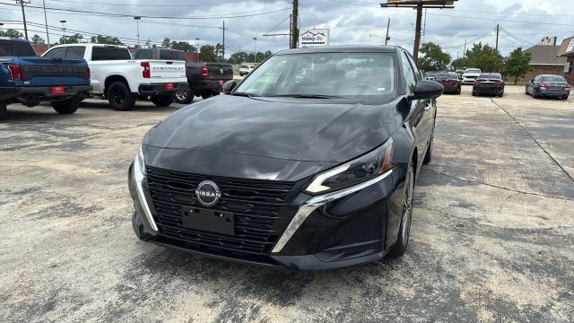 2023 Nissan Altima - Image 8