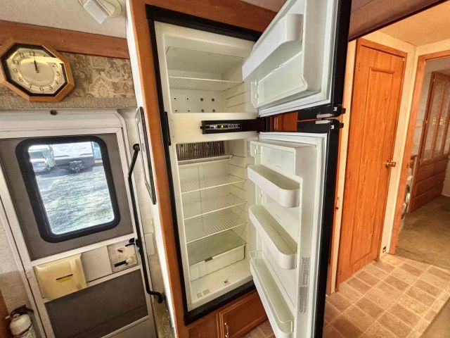 2005 Winnebago Voyage Series - Image 5