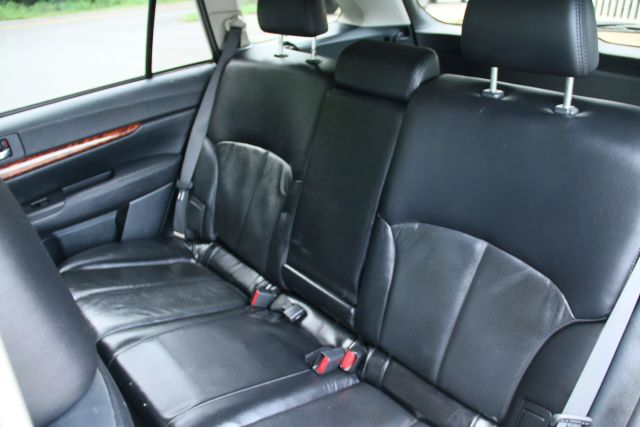 2011 Subaru Outback - Image 15
