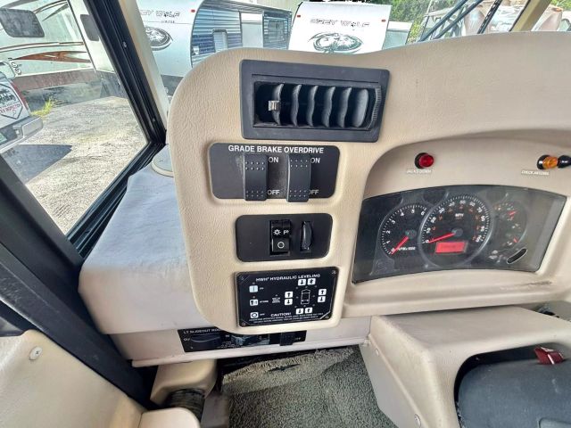 2005 Winnebago Voyage Series - Image 47