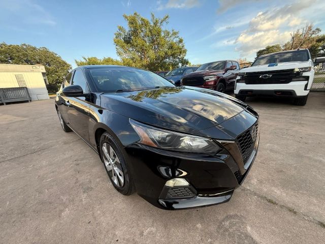 2022 Nissan Altima - Image 3