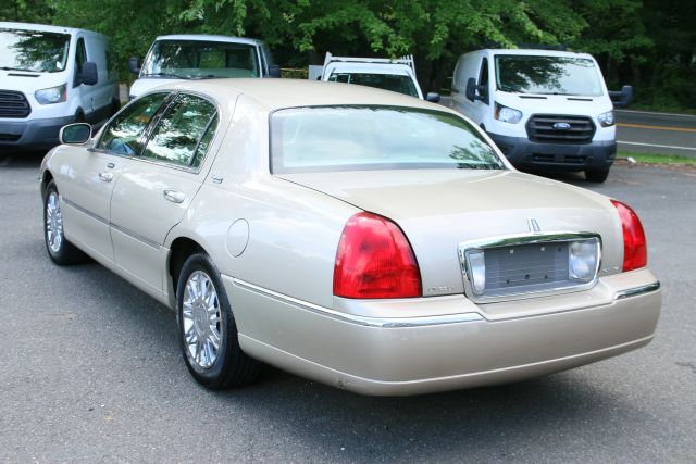 2006 Lincoln Town Car - Image 5