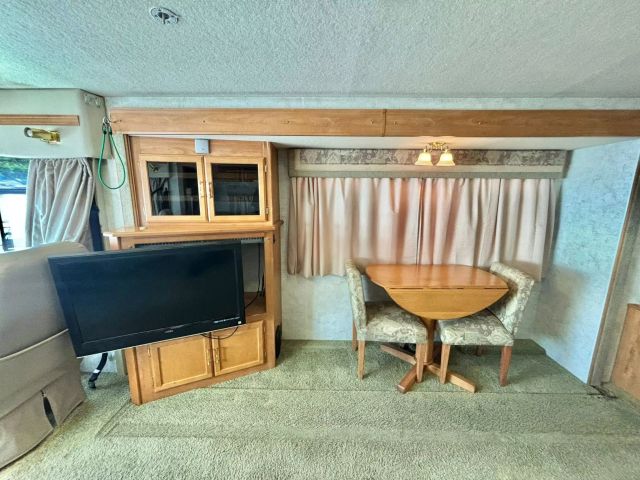 2005 Winnebago Voyage Series - Image 45
