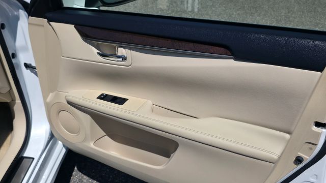 2013 Lexus Es - Image 25