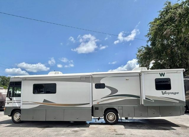 2005 Winnebago Voyage Series - Image 29