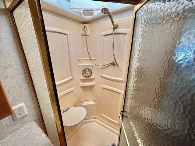 2005 Winnebago Voyage Series - Image 32