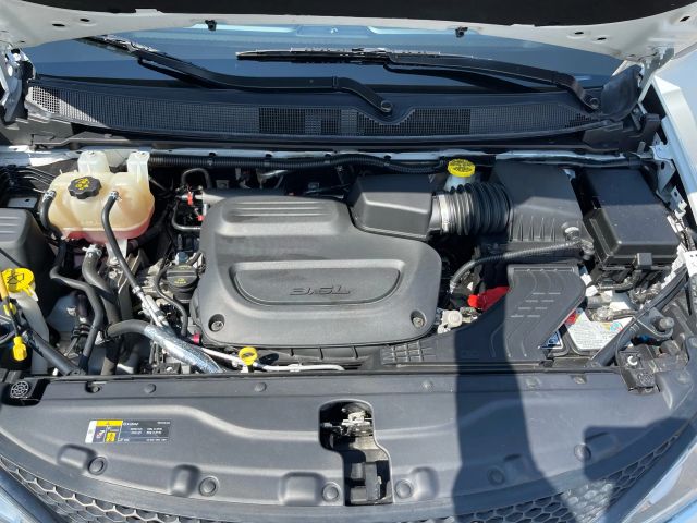 2020 Chrysler Pacifica - Image 18