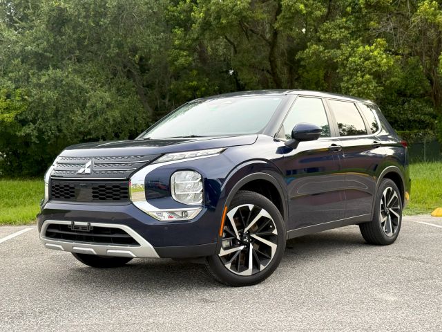 2023 Mitsubishi Outlander - Image 2