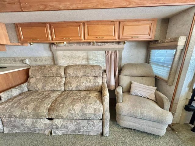2005 Winnebago Voyage Series - Image 9