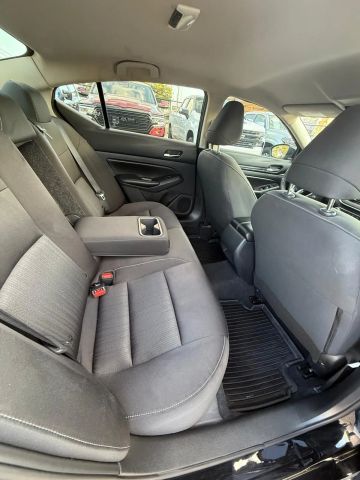 2022 Nissan Altima - Image 17