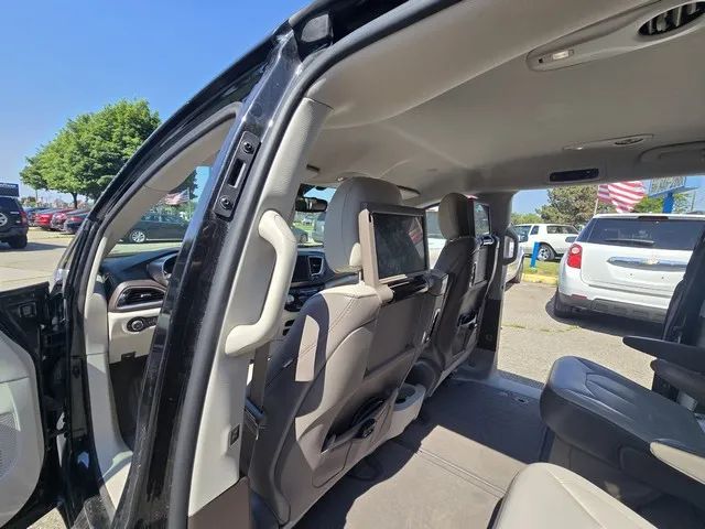 2017 Chrysler Pacifica - Image 10