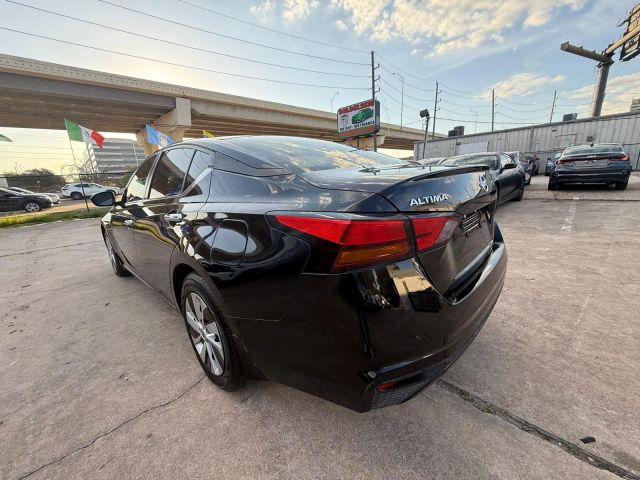 2022 Nissan Altima - Image 9
