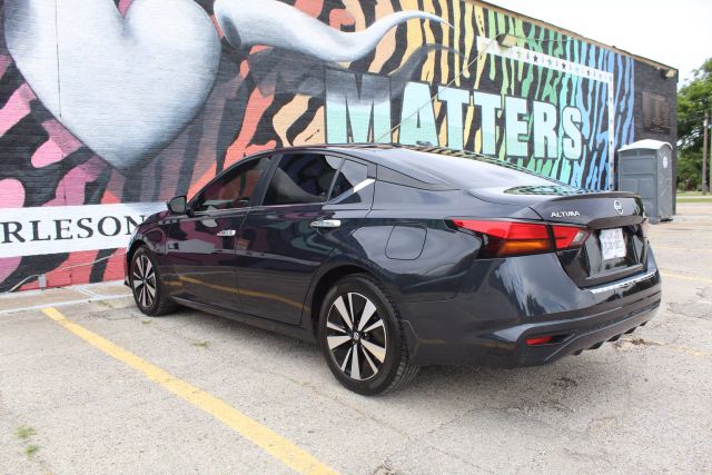 2022 Nissan Altima - Image 3