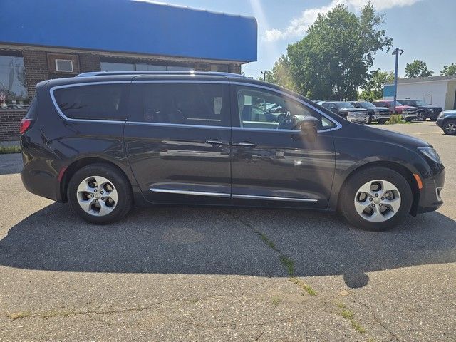 2017 Chrysler Pacifica - Image 4