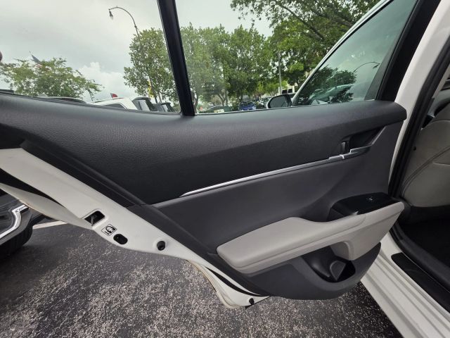 2018 Toyota Camry - Image 20
