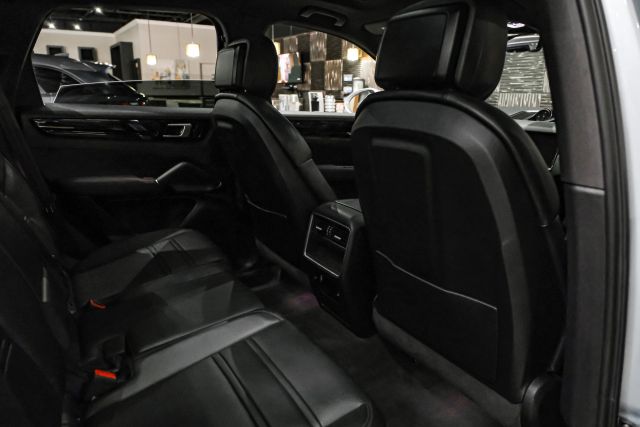 2019 Porsche Cayenne Sport Utility 4d - Image 31