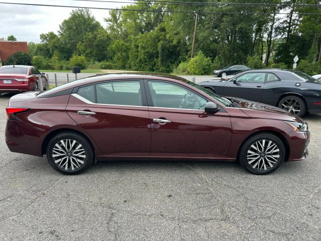 2025 Nissan Altima - Image 8