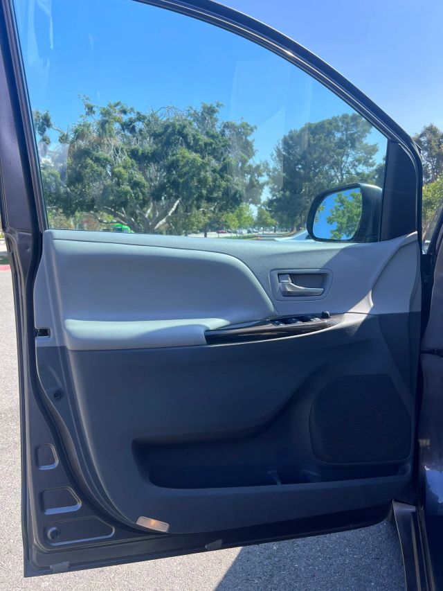 2015 TOYOTA SIENNA XLE MINIVAN 4D