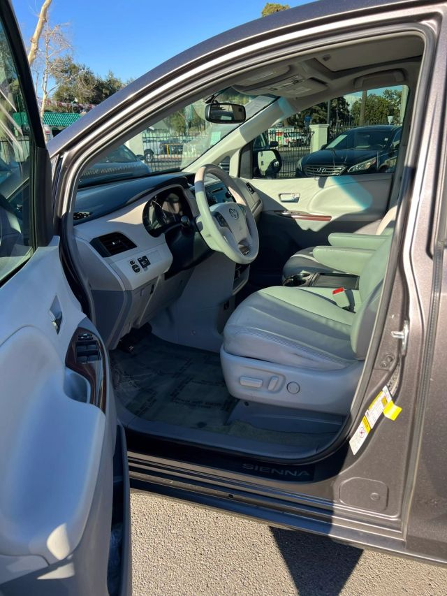 2013 TOYOTA SIENNA XLE MINIVAN 4D