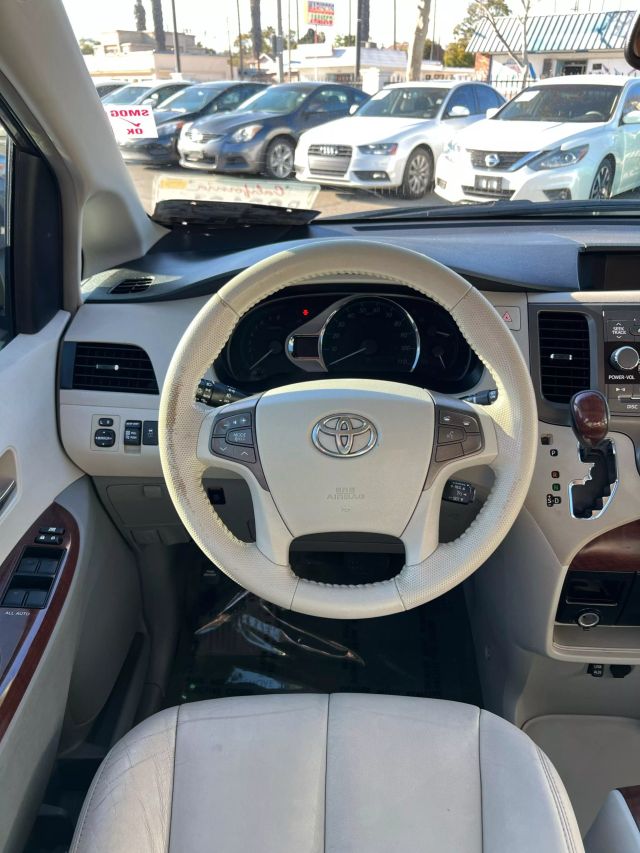 2013 TOYOTA SIENNA XLE MINIVAN 4D
