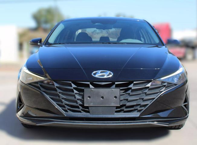 2022 Hyundai Elantra SEL photo 2