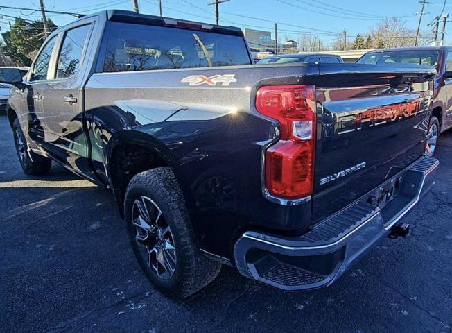 2022 Chevrolet Silverado 1500 LT photo 2